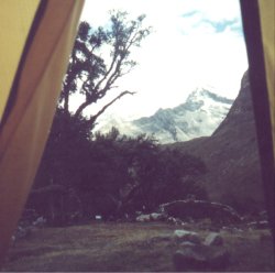 Desde la carpa, esperando a que el cielo despeje, intenta asomar la cumbre del C Santa Cruz (quien le da nombre a la quebrada por donde se accede a este campamento base)