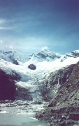 Glaciar y laguna Quitacocha, detrs del Campamento Base.