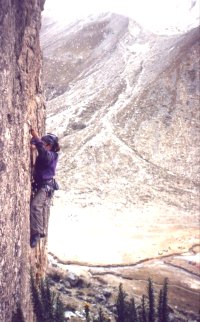 Cerca del campamento, una pared de unos 70 metros, en la que aprend muchsimo sobre el manejo de equipo para roca.  Atrs, el pedrero del F! C Urus.